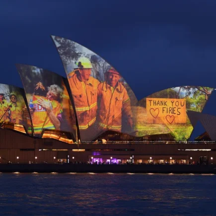 gedung-opera-sydney-bersinar-untuk-menghormati-para-pahlawan-pemadam-kebakaran-australia